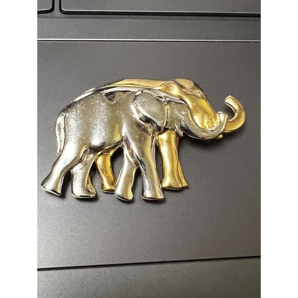 029-010 Vintage Elephant Metal LC Liz‎ Claiborne Elephant Pin Silver Tone Brooch - Picture 1 of 10